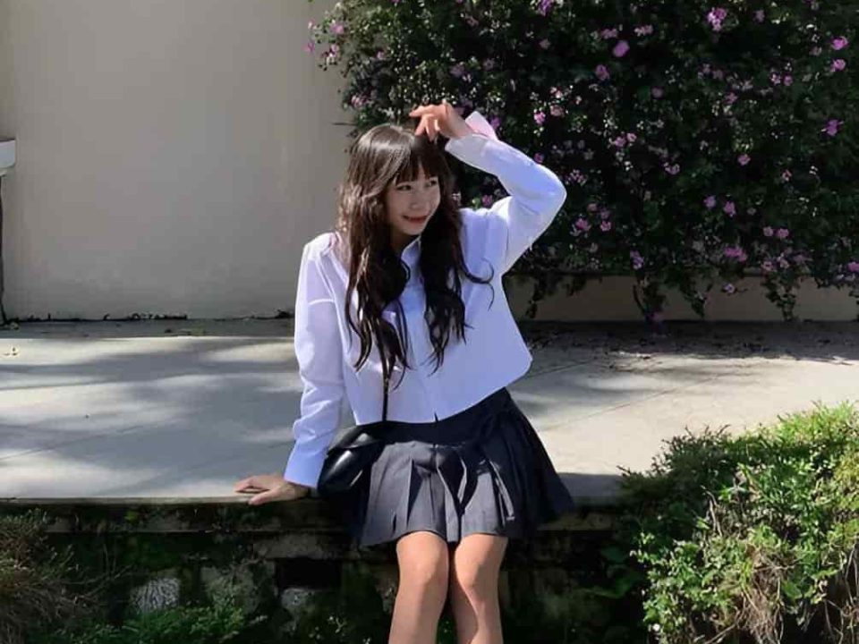 phối đồ với chân váy xếp ly ngắn