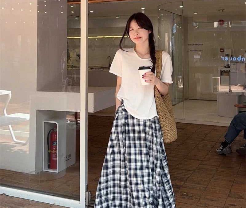 Chân váy kẻ caro mặc với áo gì