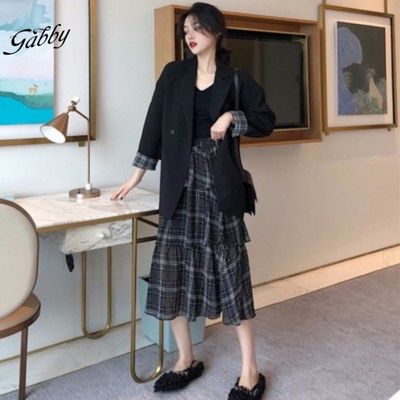 Chân váy kẻ caro mặc với áo Blazer
