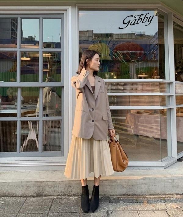Chân váy xếp ly dài mix với áo blazer