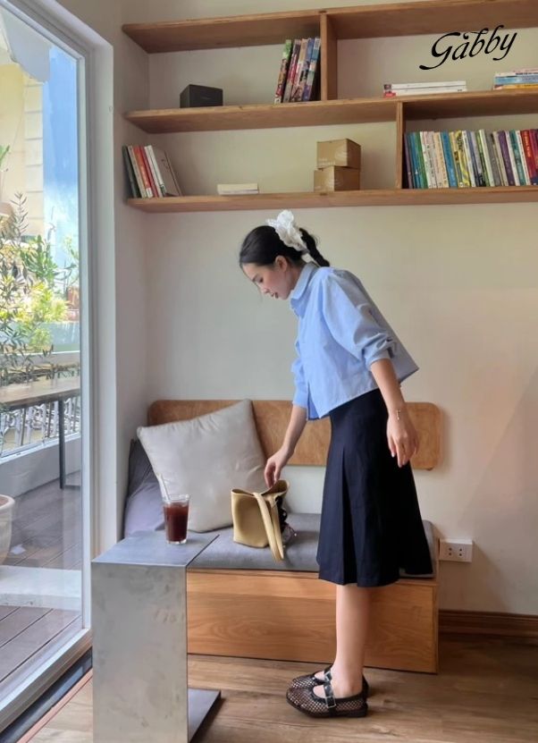 Chân váy xếp ly dài mix với áo sơ mi