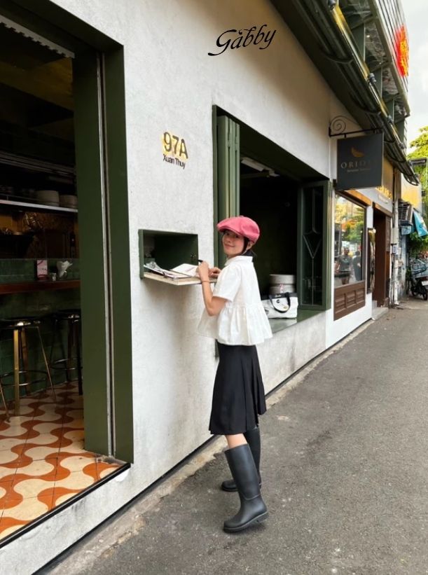 Chân váy xếp ly dài mix với áo thun