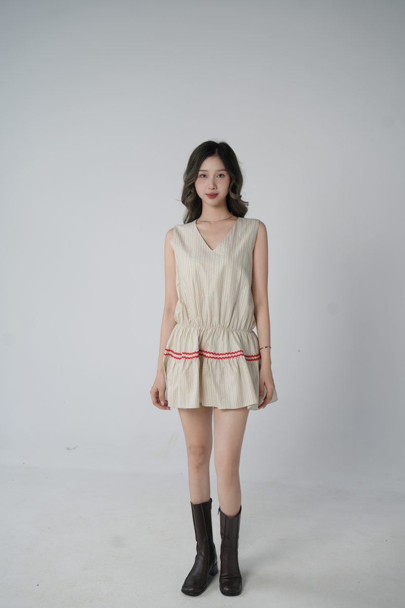 Đầm cổ V tay cánh 1