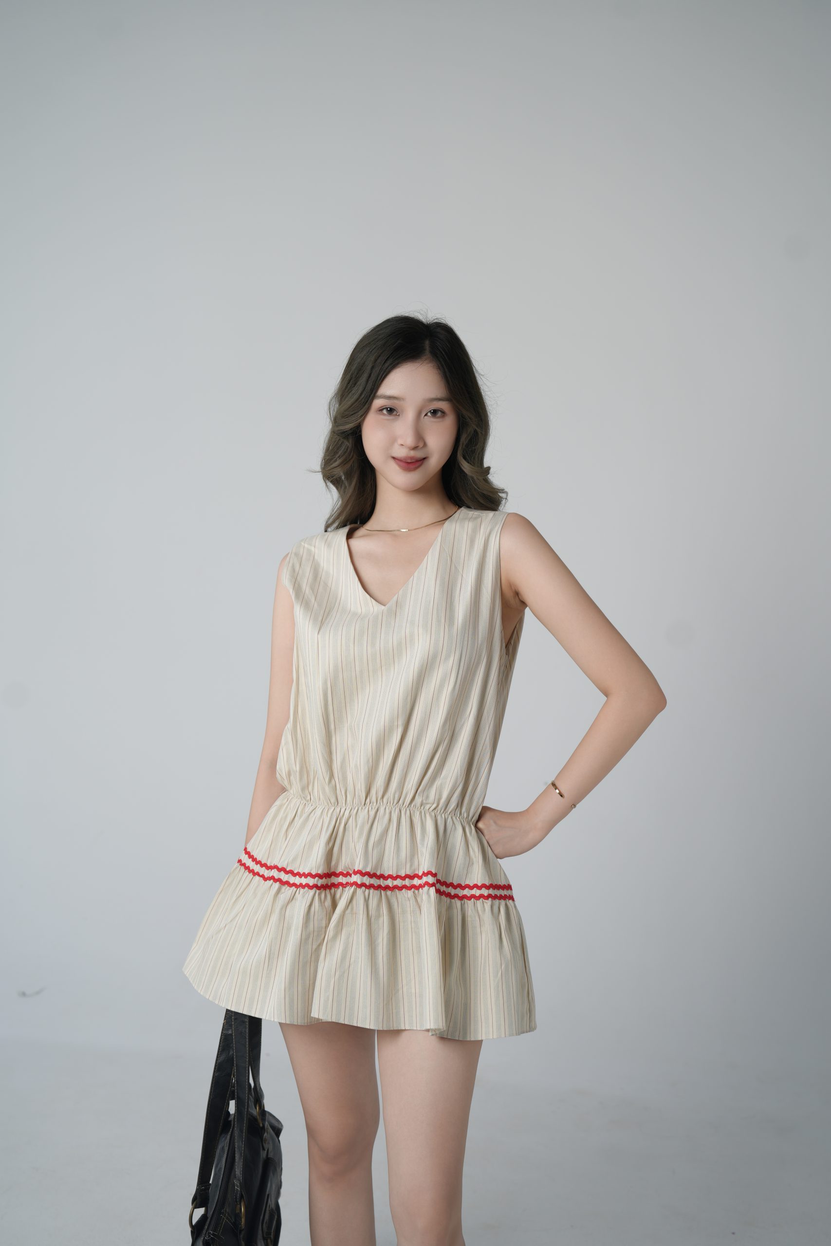 Đầm cổ V tay cánh